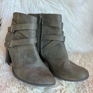 Charlotte Boots Size: 9 Ankle Booties Green Faux Leather Cone Heels Casual